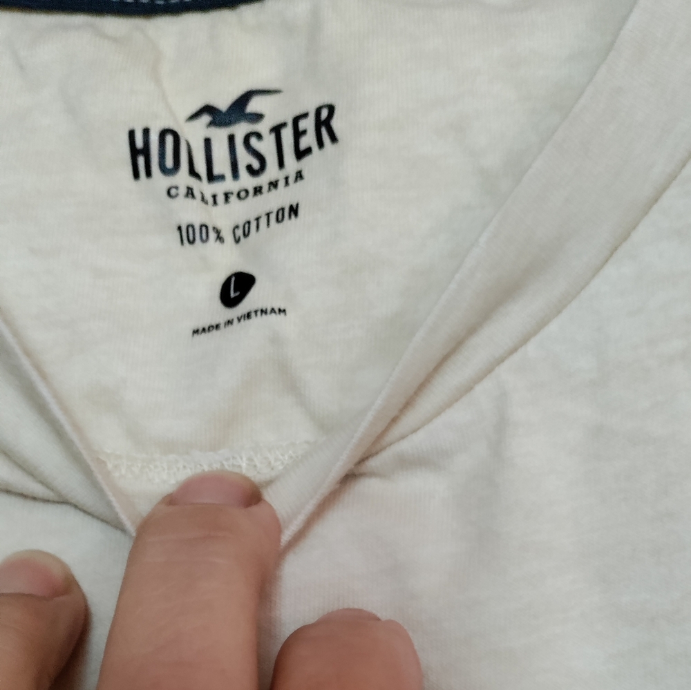 Hollister t-shirt. - Picture 3 of 4